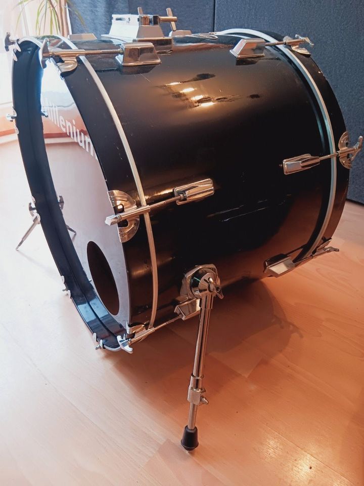 22" Bass Drum +12" und 13 " Toms + Fußmaschine in Langen (Hessen)