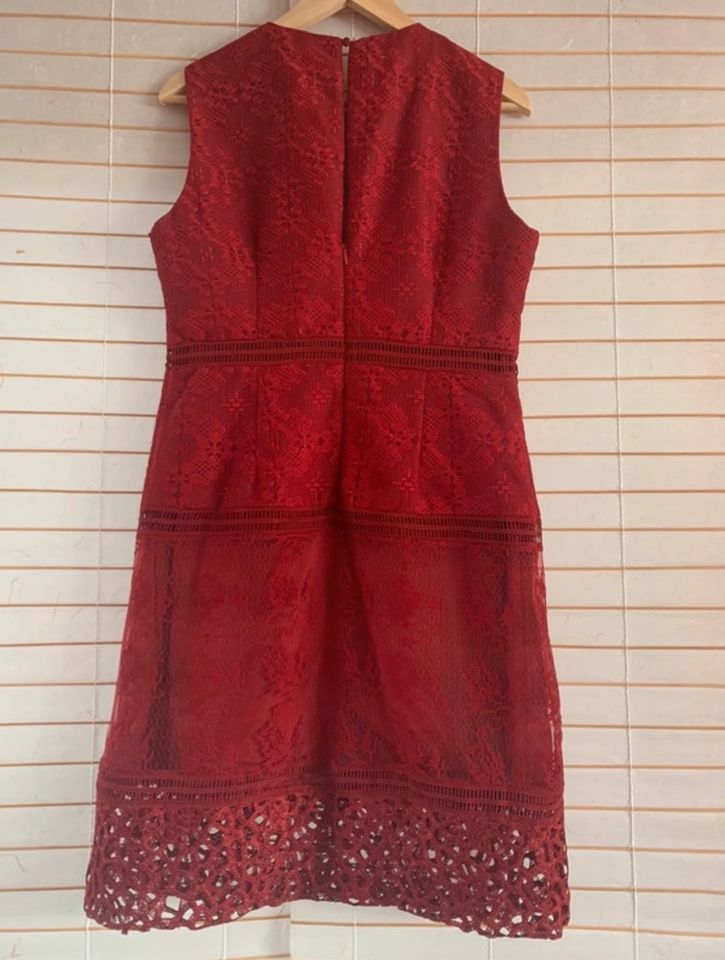 Rotes Spitzenkleid in Aichach