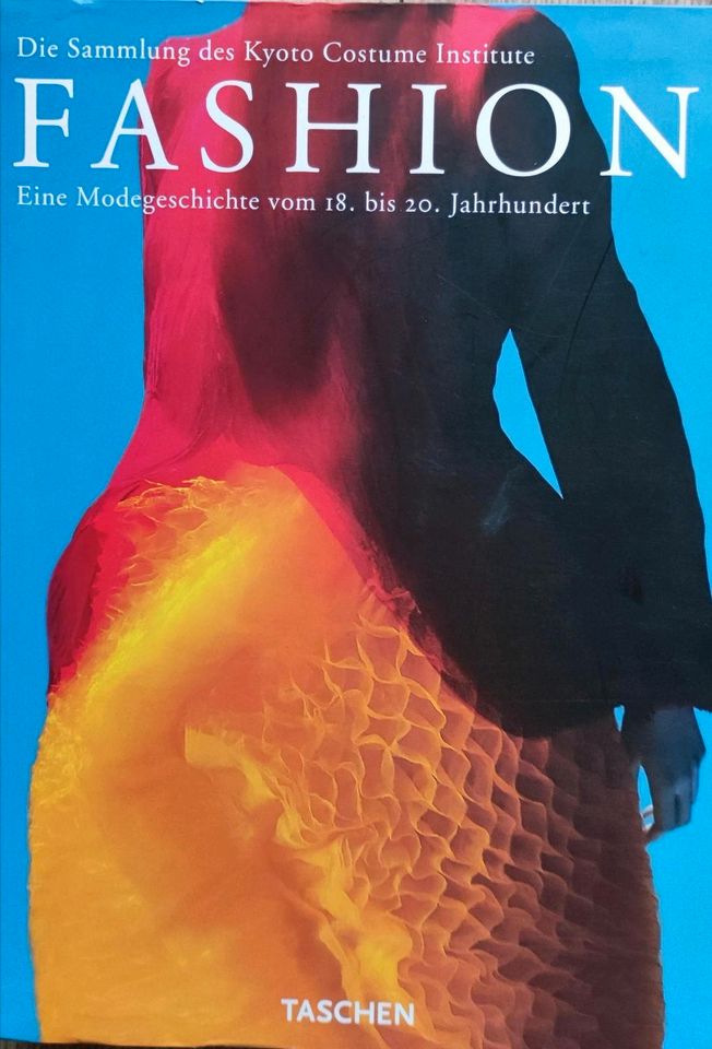 Fashion-Buch vom 18. bis 20. Jahrhundert in Solingen