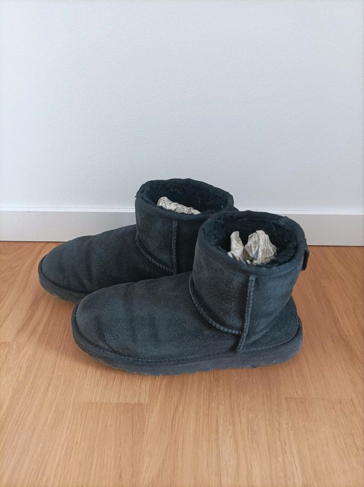 UGG Boots Mini schwarz in Hanau