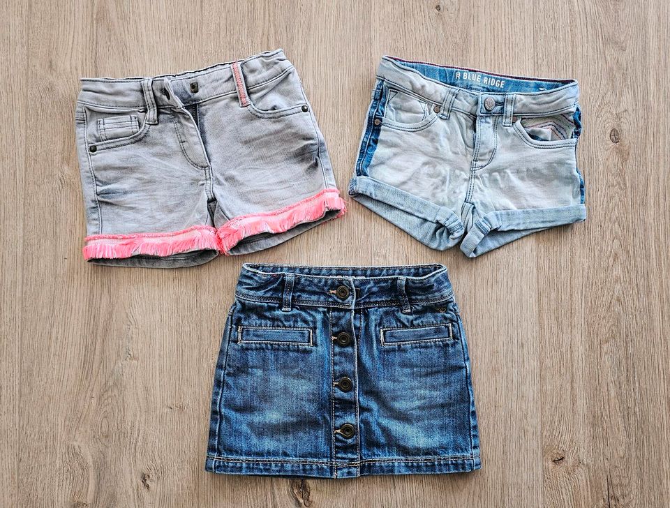 2 Jeans Shorts (S Oliver, Blue Ridge), 1 Jeansrock (Esprit) in Berlin