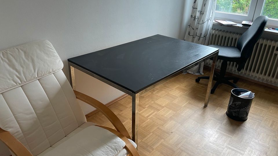 Einfacher Schreibtisch groß schwarze Platte, Metallgestell, stabi in München