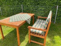 Gartentisch und Zweisitzer (Holz) incl. Kissen und Tischdecke Kr. München - Unterschleißheim Vorschau