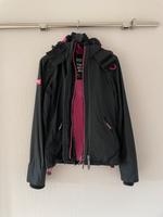 Superdry Jacke Windcheater Regenjacke Gr. S Schwarz/Pink Niedersachsen - Wangelnstedt Vorschau