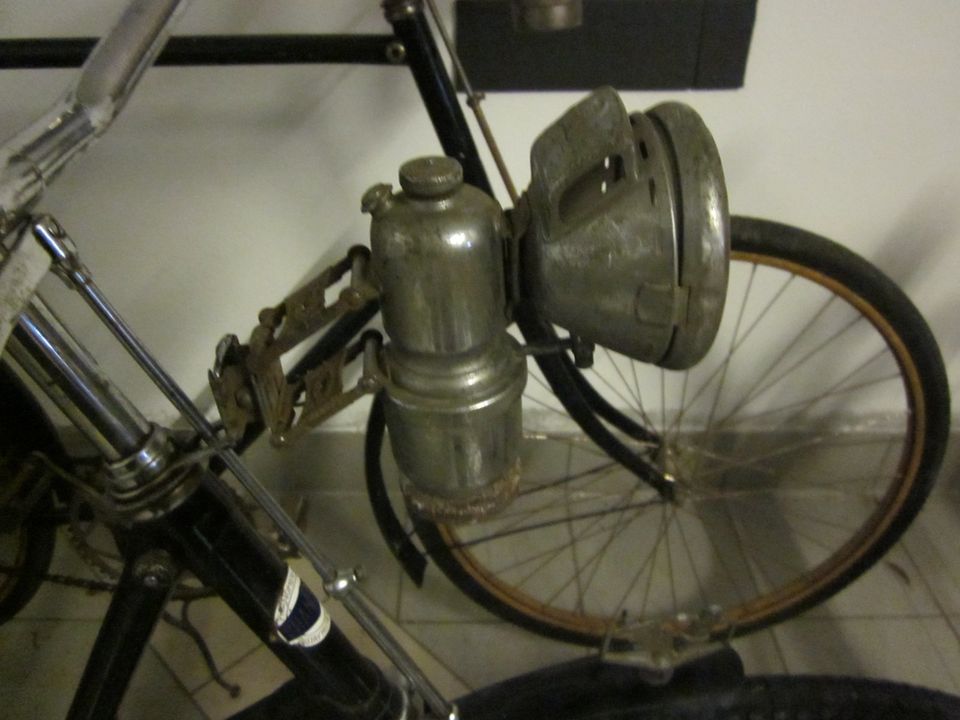 Altes antikes Oldtimer Fahrrad Phänomen Vorkrieg Historisch Uralt in Mintraching