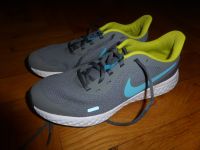 Nike Turnschuhe Sneaker Gr. 40 fast Neuwertig (242) Niedersachsen - Bohmte Vorschau