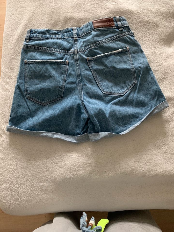 Shorts Jeans hellblau Gr. 34 in Harrislee