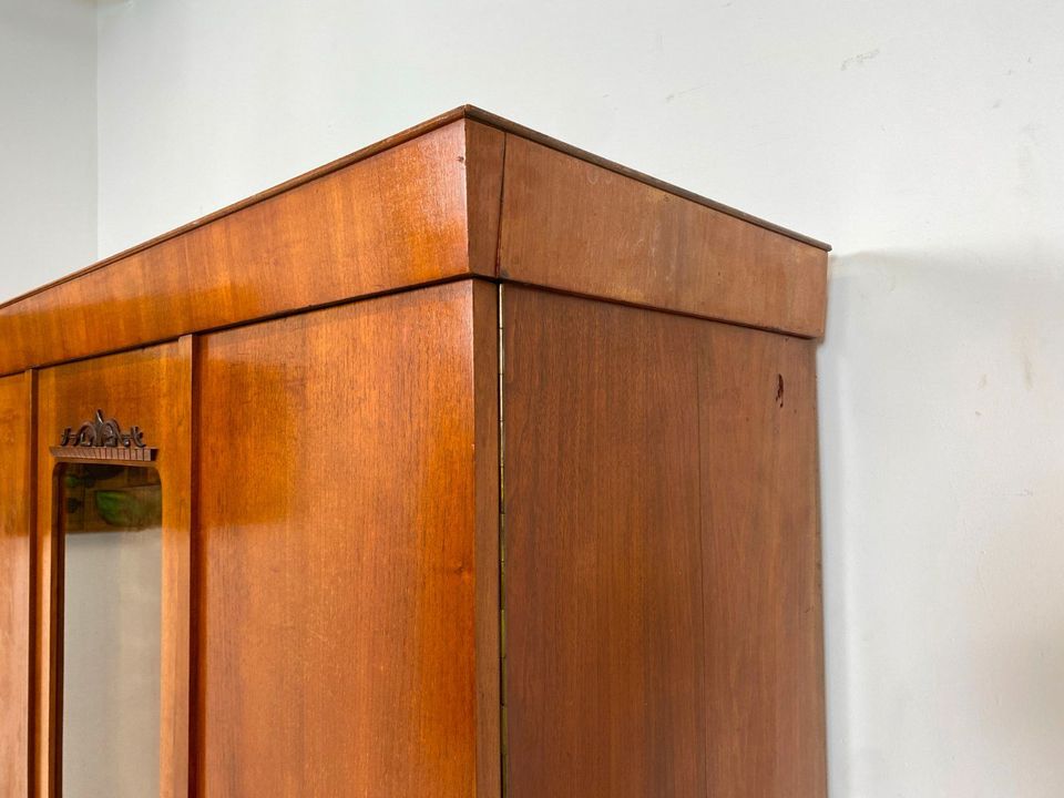 WMK Wunderschöner und gut erhaltener antiker Kleiderschrank aus vollem Holz mit Glastüren und hübschen Holzapplikationen # Schrank Schlafzimmerschrank Wäscheschrank Dielenschrank Jugendstil Vintage in Berlin