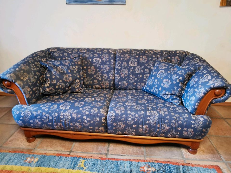 Schönes Sofa  Kiefer Stoff gemustert blau in Balve