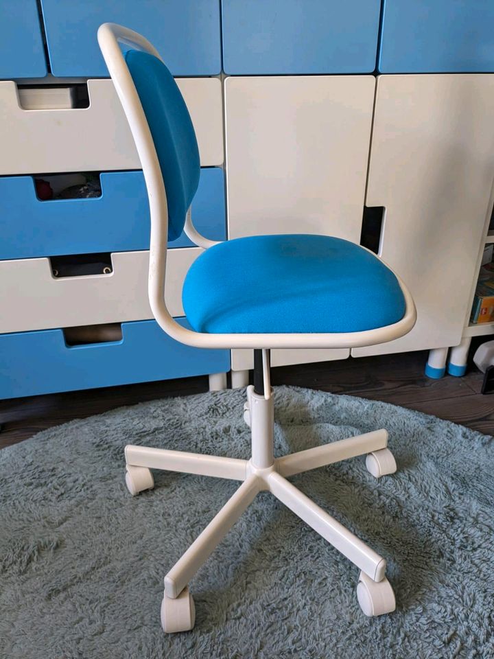 Ikea Schreibtischstuhl Kinder blau in Schwalbach