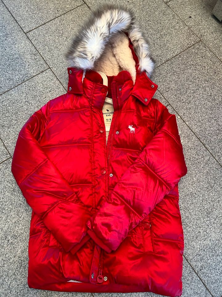 Winterjacke Abercrombie & Fitch in Rot in Duisburg