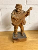 Geschnitzte Figur Holzfigur Gitarrenspieler Mann mit Gitarre Holz Nordrhein-Westfalen - Meerbusch Vorschau