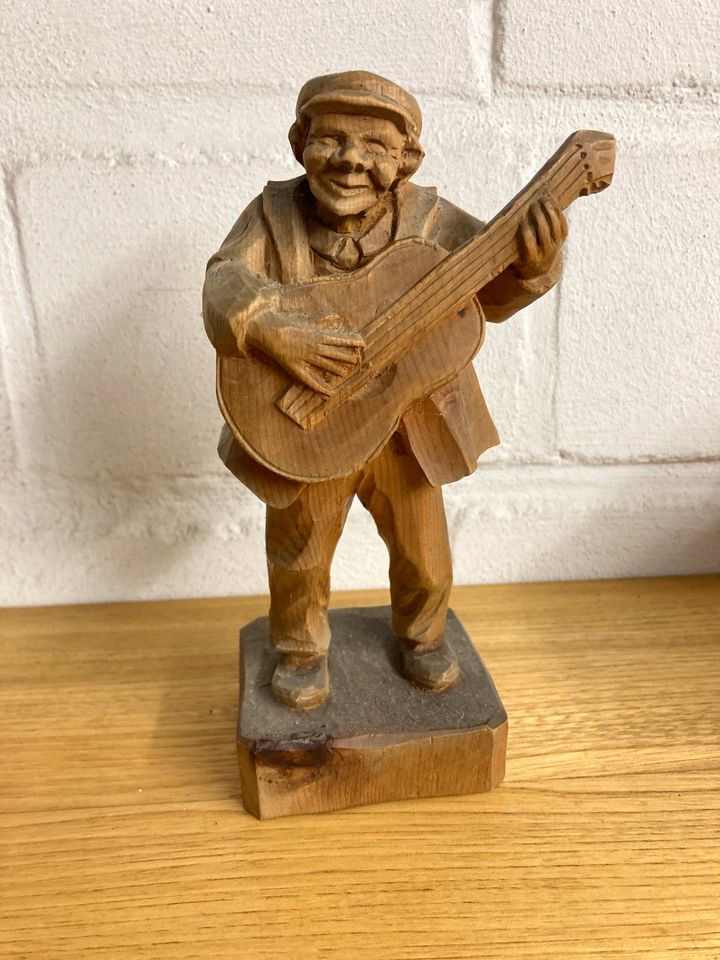 Geschnitzte Figur Holzfigur Gitarrenspieler Mann mit Gitarre Holz in Meerbusch