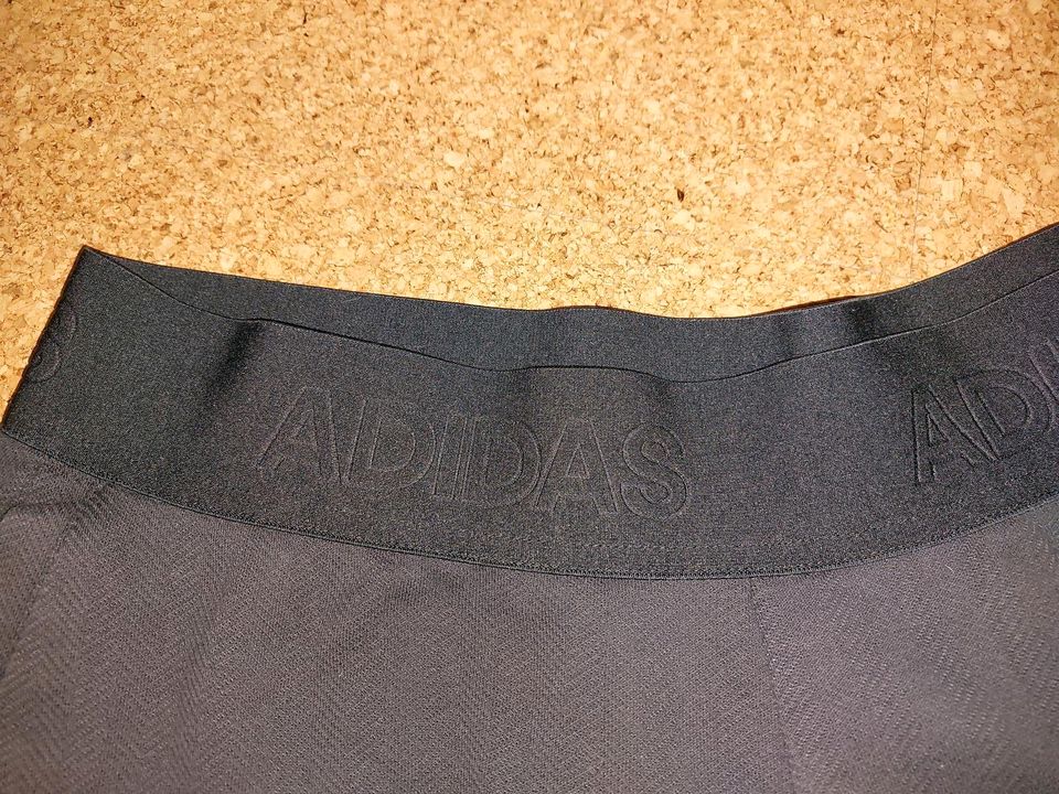 Adidas Original Hose Short Hotpans Gr. 42 44 schwarz in Villingen-Schwenningen