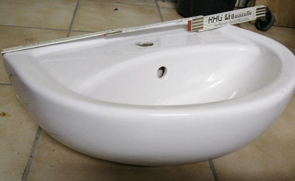 Kleines sauberes weißes Waschbecken für Gäste WC mit Glocke in  Nordrhein-Westfalen - Bad Sassendorf | Badezimmer Ausstattung und Möbel |  eBay Kleinanzeigen ist jetzt Kleinanzeigen