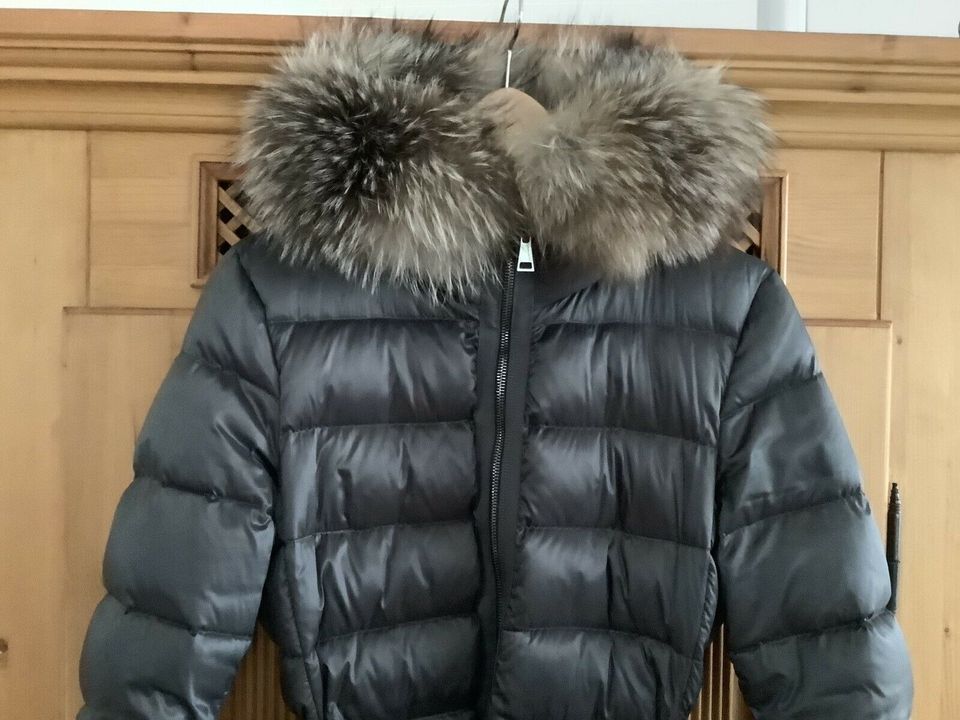 MONCLER Daunenmantel mit Pelz Gr. 2/ DT 38 Top Zustand in Essen