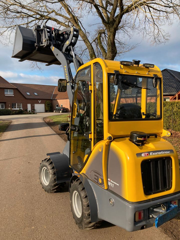 ✔️ EUROTRAC W11 Multifunktionslader mit verglaster Kabine ✔️ Ideal für Bauern, Züchter, Gärtnereien, Landschaftspfleger & Grundstücksverwalter - 1000kg Hebefähigkeit, 850kg Kipplast, 285cm Hubhöhe, in Heemsen