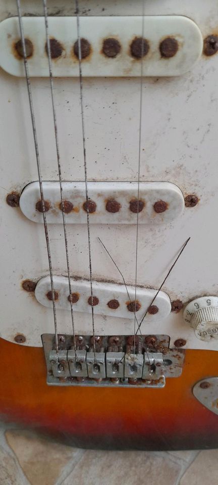 Suche-alte E. Gitarre  die im Keller liegen? in Köln