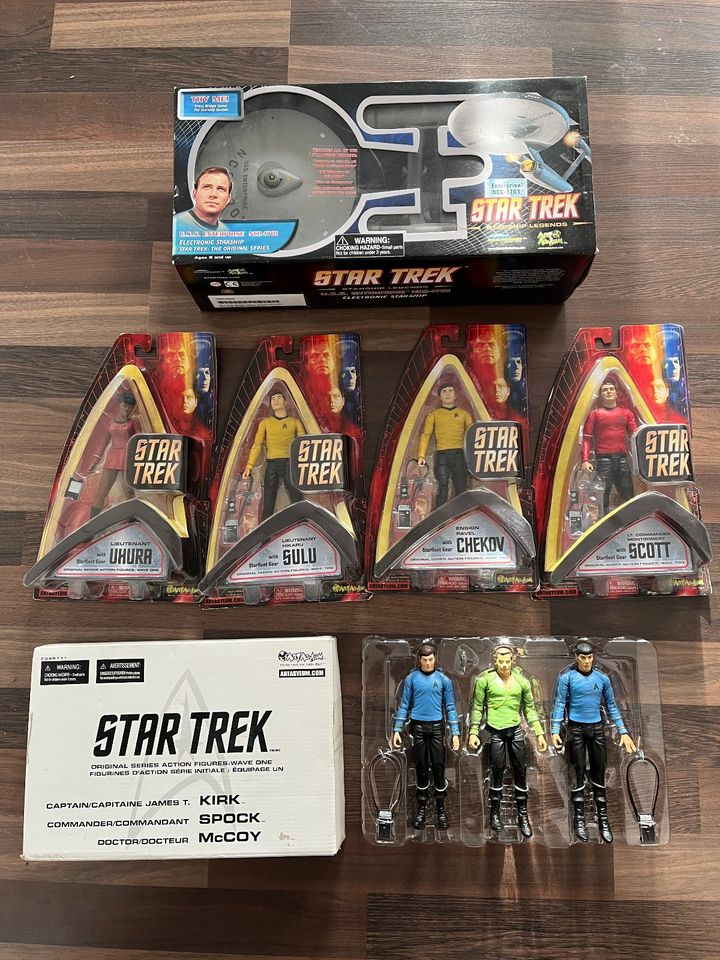 Star Trek U.S.S. Enterprise NCC-1701 + 7er Set Actionfiguren in Nürnberg (Mittelfr)