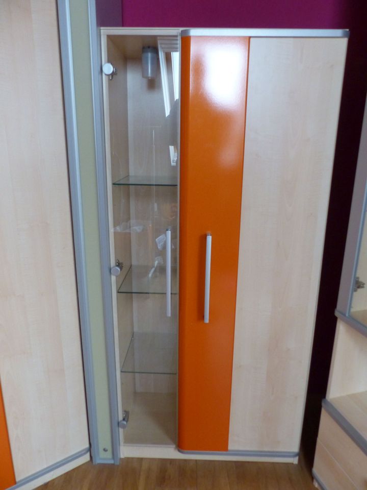 Jugendzimmer, Kinderzimmer Wellemöbel; Kleiderschrank, Vitrine in Holzgerlingen