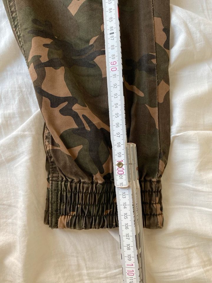 Hose Superdry XL Khaki Militär Wenig getragen in Viersen