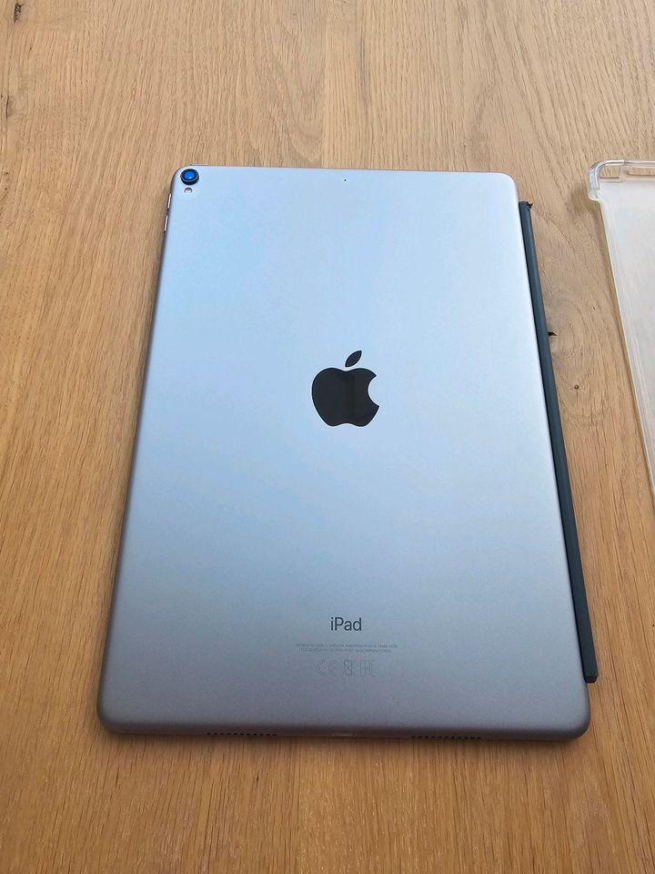 iPad Pro 10,5 Zoll 256GB grau - super Zustand & Zubehör in Düsseldorf