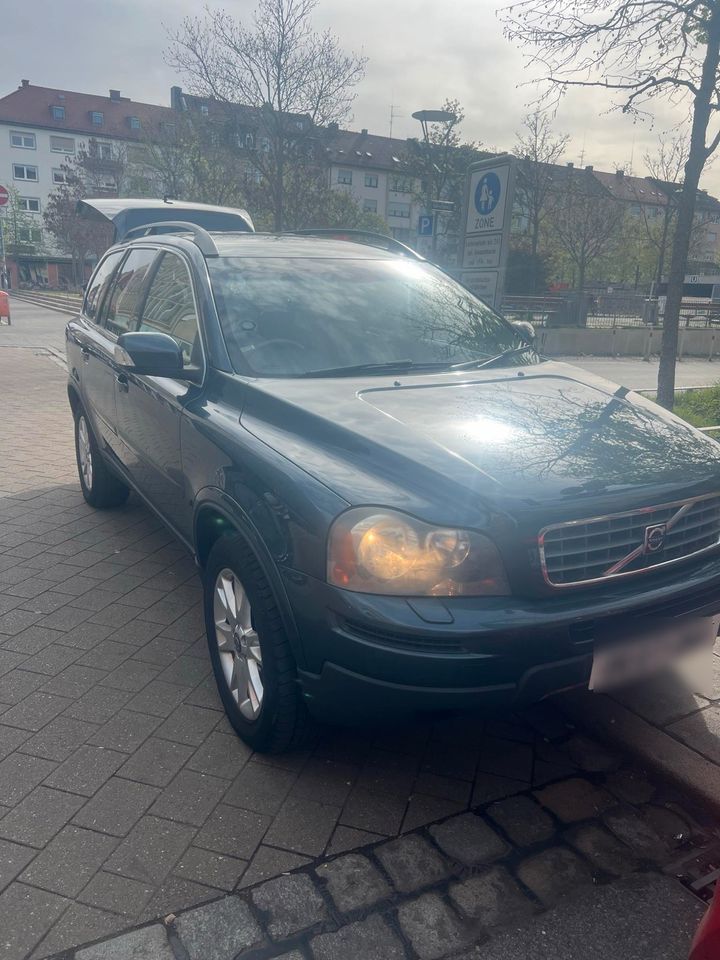 Volvo XC90 Rechtslenker 2.4 Diesel in Nürnberg (Mittelfr)