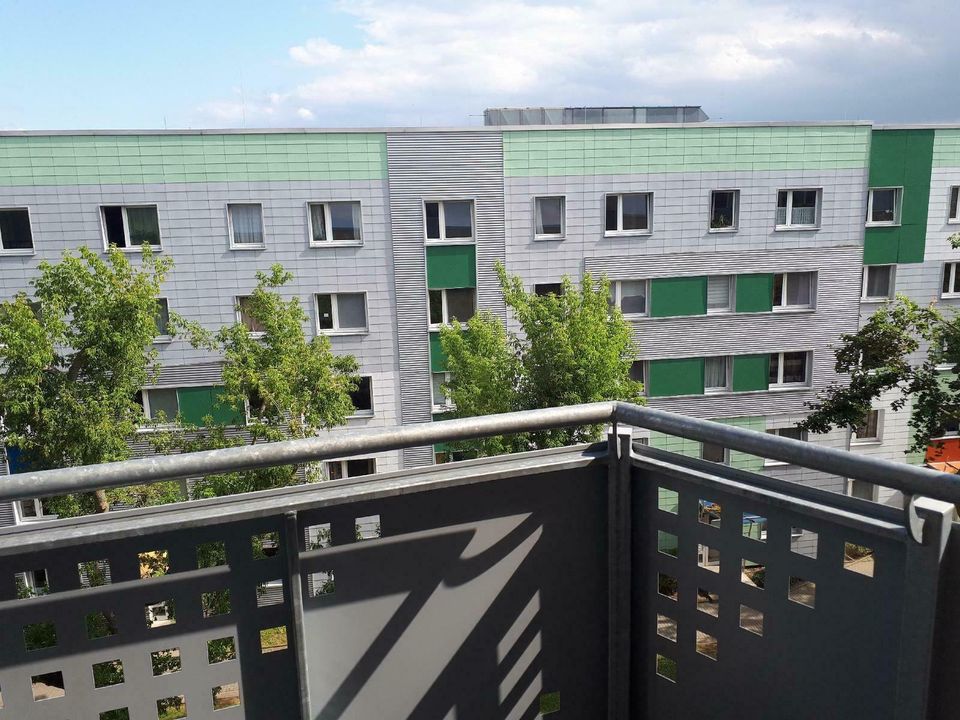 Helle und ruhiggelegene Zweiraumwohnung mit 2 Balkonen und Ausblick in Erfurt