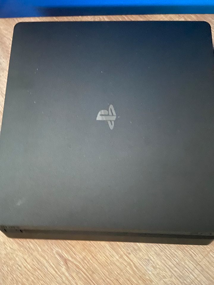 PlayStation 4 Slim 500GB + Controller in Bad Essen