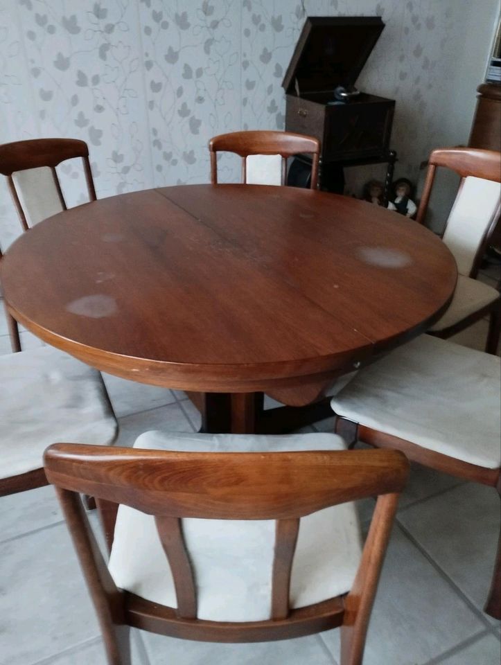 Esszimmer Tisch mit 6 Stühlen in Eichenzell