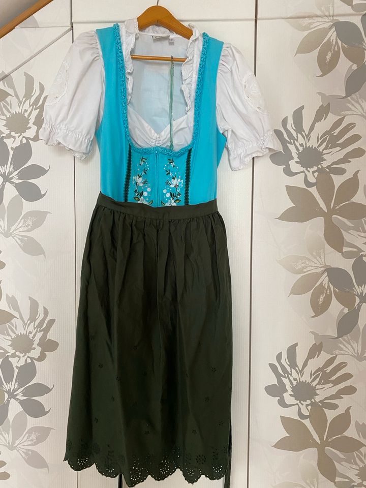 Dirndl mit Schürze, Bluse und Kette zu verkaufen in Bobingen