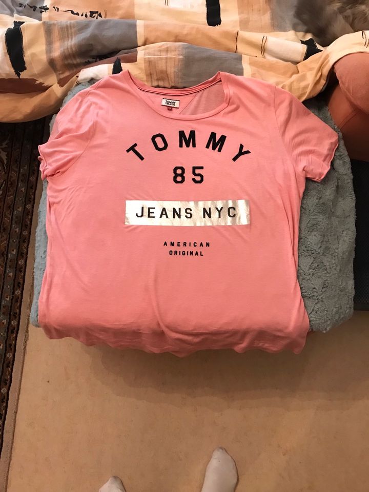 Verkaufe Tommy Hilfiger T-Shirt Größe XL. Wie neu. in Stuttgart