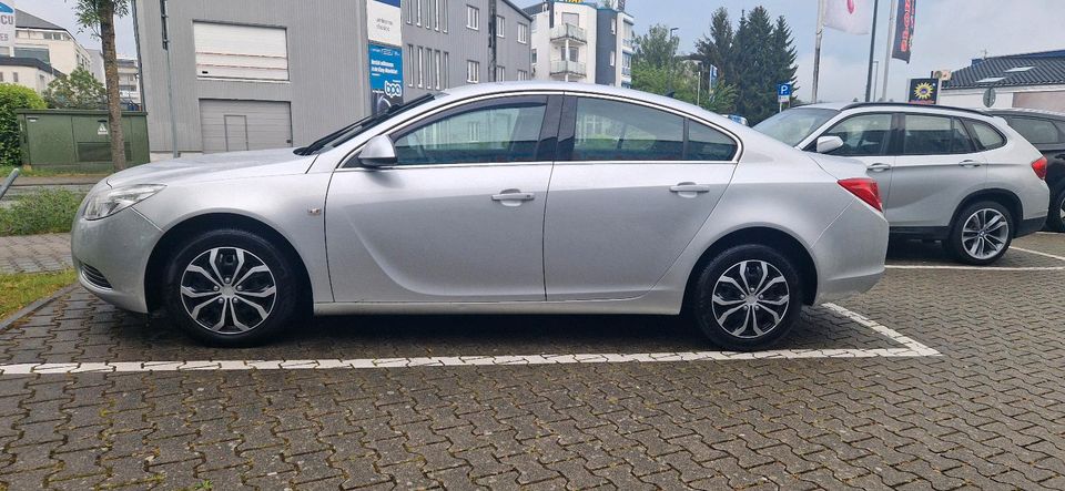 Opel Insignia mit neu TÜV  1 Hand in Bad Homburg