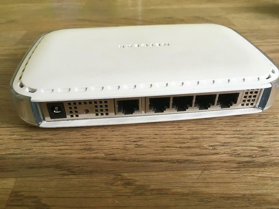 4-port DSL Router von Netgear - 10/100 Mbps Switch- mit Netzteil in Tettau