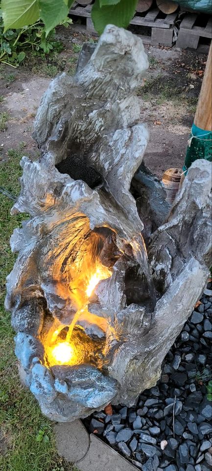 Gartenbrunnen in Holzoptik in Wörth am Rhein