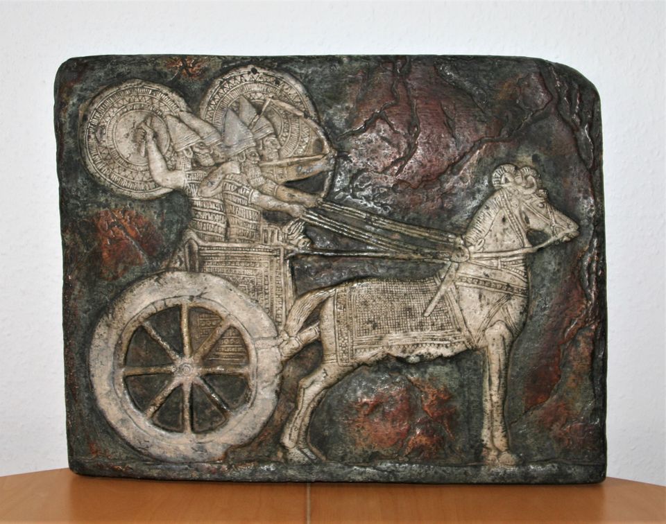 Wandplatte Gipsabguss: Relief assyrische Krieger Streitwagen in Berlin