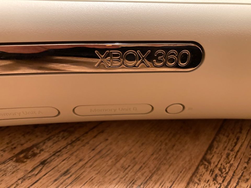 Xbox 360 voll funktionstüchtig, mit 2 Konsolen und 5 spielen in Hamburg