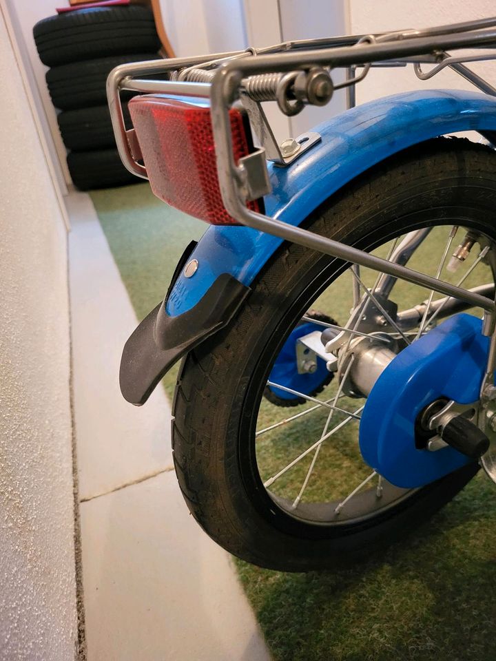 Kinderfahrrad mit Stützräder / Polizei in Leutenbach