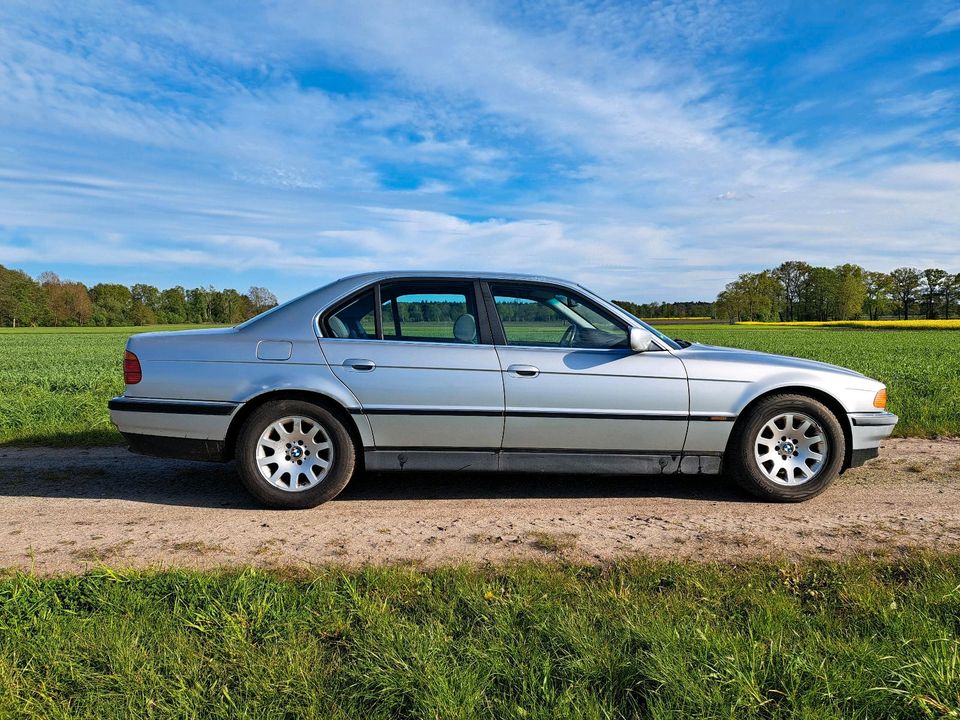 BMW 735i V8 E38 EZ 12/96 247tkm Leder in Helvesiek