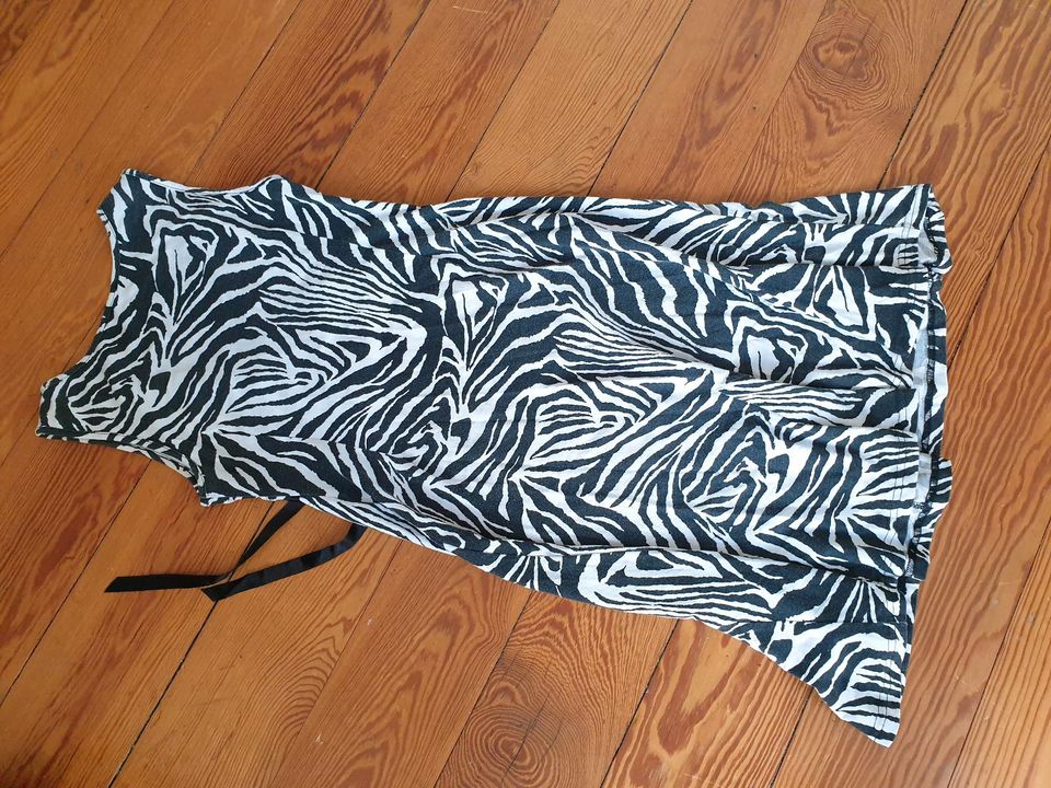 Kleid in Zebra-Look, ärmellos, figurbetont in Weimar
