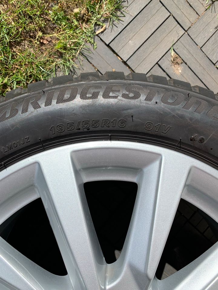 Audi A1 Alufelge mit Bridgestone Winterreifen 195/55R16 in Barnstorf