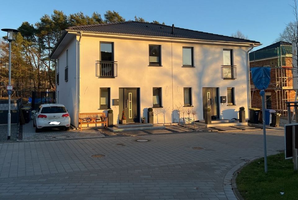 Neubau Doppelhaushälfte Stadtvilla ca. 115 m², KfW-55 inkl. ca. 450 m² Grundstück in Ahrensburg in Ahrensburg