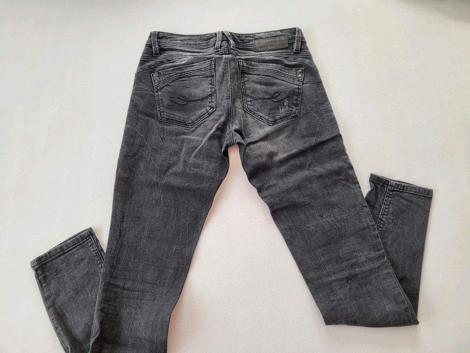 Destroyed Jeans W27 L30 S schwarz in Bergisch Gladbach