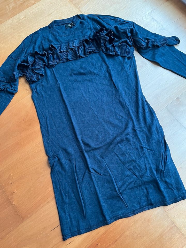 Schönstes Strickkleid von ONLY M dunkelblau Kleid mit Rüschen in Bielefeld