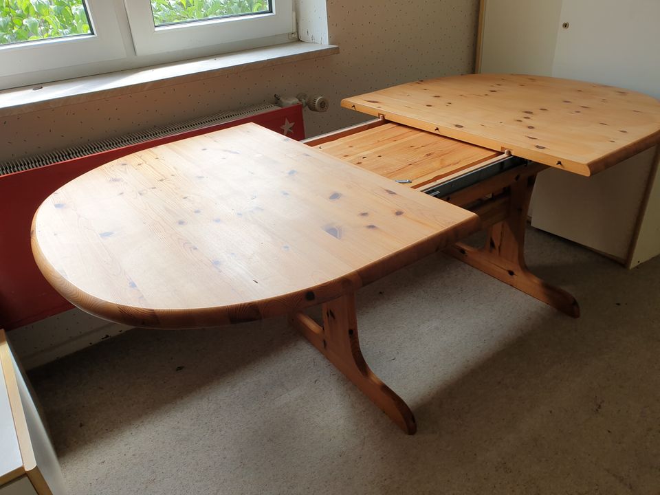 grosser Tisch , massiv  Holz , mit  EInlegeplatte in Bad Neustadt a.d. Saale