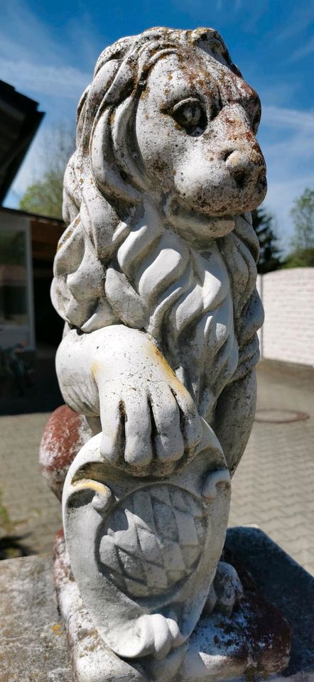 Steinskulptur bayrischer Löwe Garten Skulptur frostsicher Stele in Mindelheim