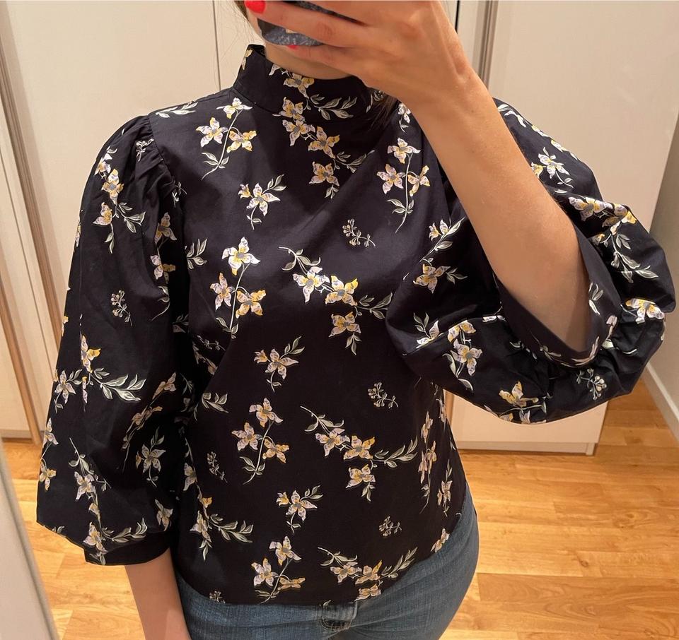 Levi’s Bluse XS schwarz Blumen Trompetenärmel NEU !!! in Berlin