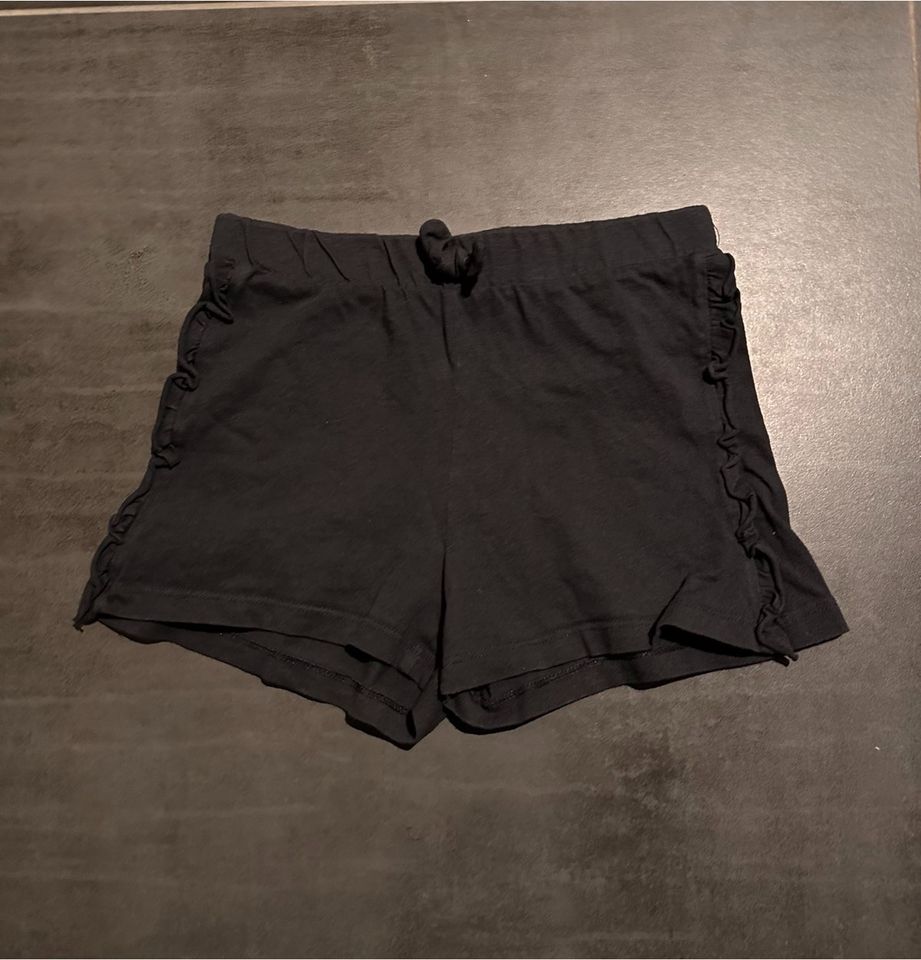 H&M Shorts 2x, schwarz/ gemustert Gr. 122/128 in Karlsfeld