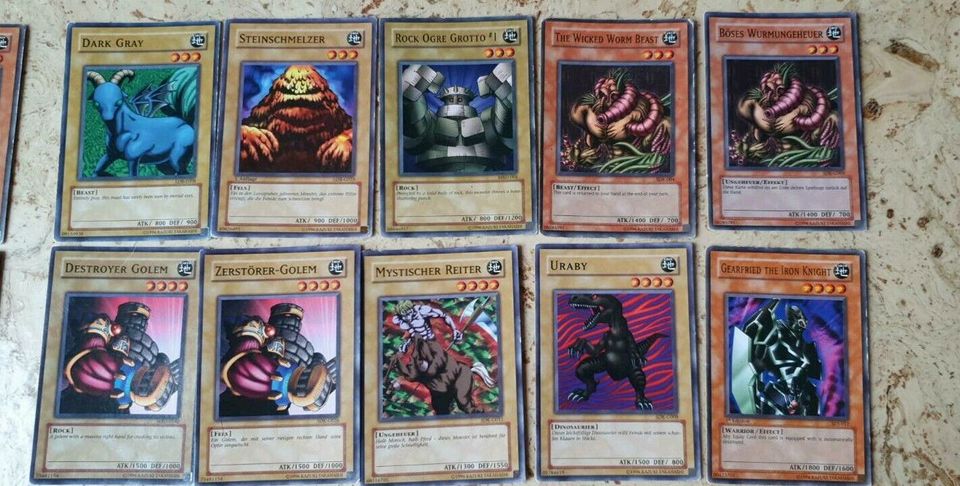 Yu-Gi-Oh verschiedene Karten (97 Karten und 24 Hüllen) in Breidenbach 