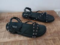 Flache Sandalen 38 Riemchensandalen Nieten schwarz Menbur Bayern - Baiersdorf Vorschau